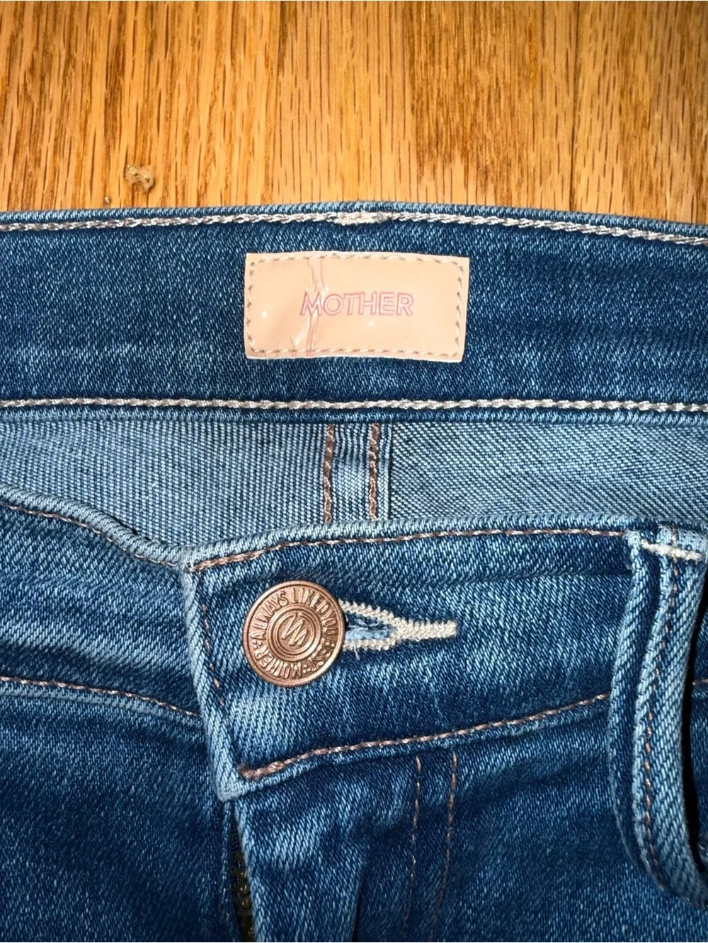 MOTHER Jeans Weekender Fray 28
